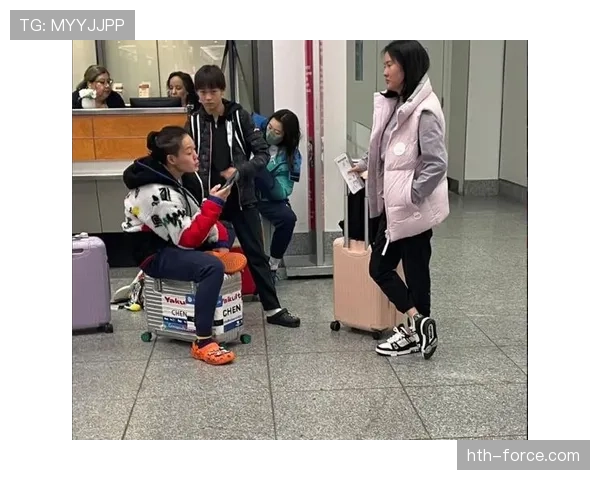 我刷到全红婵的随手日常：拖鞋宿舍配名表，画风太割裂，笑不出来